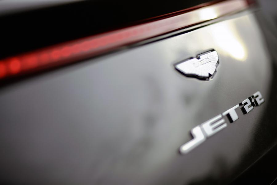 Логотип Aston Martin Jet 2+2 2013 года  (фото 14 из 33)